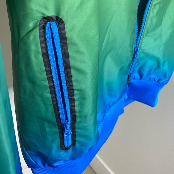 PUMA light weight jacket with hoodie - Picture 5 of 7